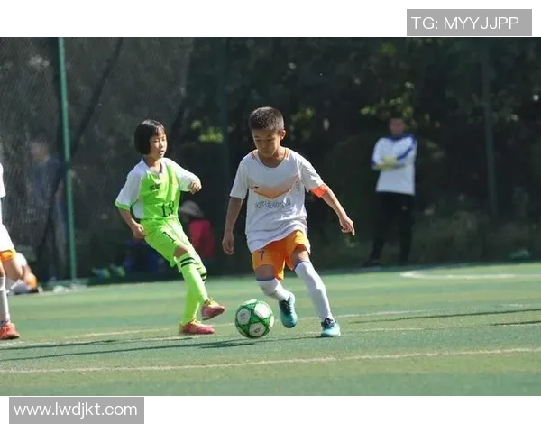 足球球星背吸球技巧解析：如何利用背部停球突破防守创造机会