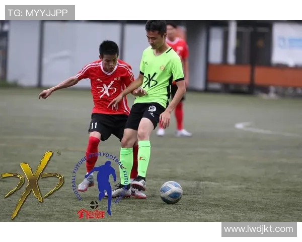 足球三件套学生:如何在校园中培养球星潜力与全面素养 足球三件套学生:如何在校园中培养球星潜力与全面素养