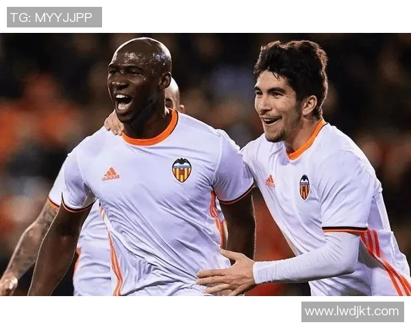 球星激烈对抗赛:足球场上的极限碰撞与激情对决 球星激烈对抗赛:足球场上的极限碰撞与激情对决