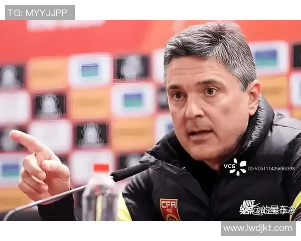 足球八号球星:传承经典与创新之路,探索中场大师的无限潜力 足球八号球星:传承经典与创新之路,探索中场大师的无限潜力