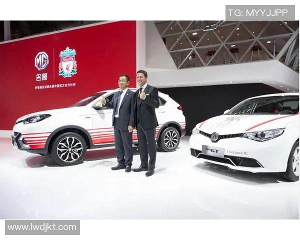 足球巨星赛场激战后携手碰杯庆祝友谊与荣耀瞬间